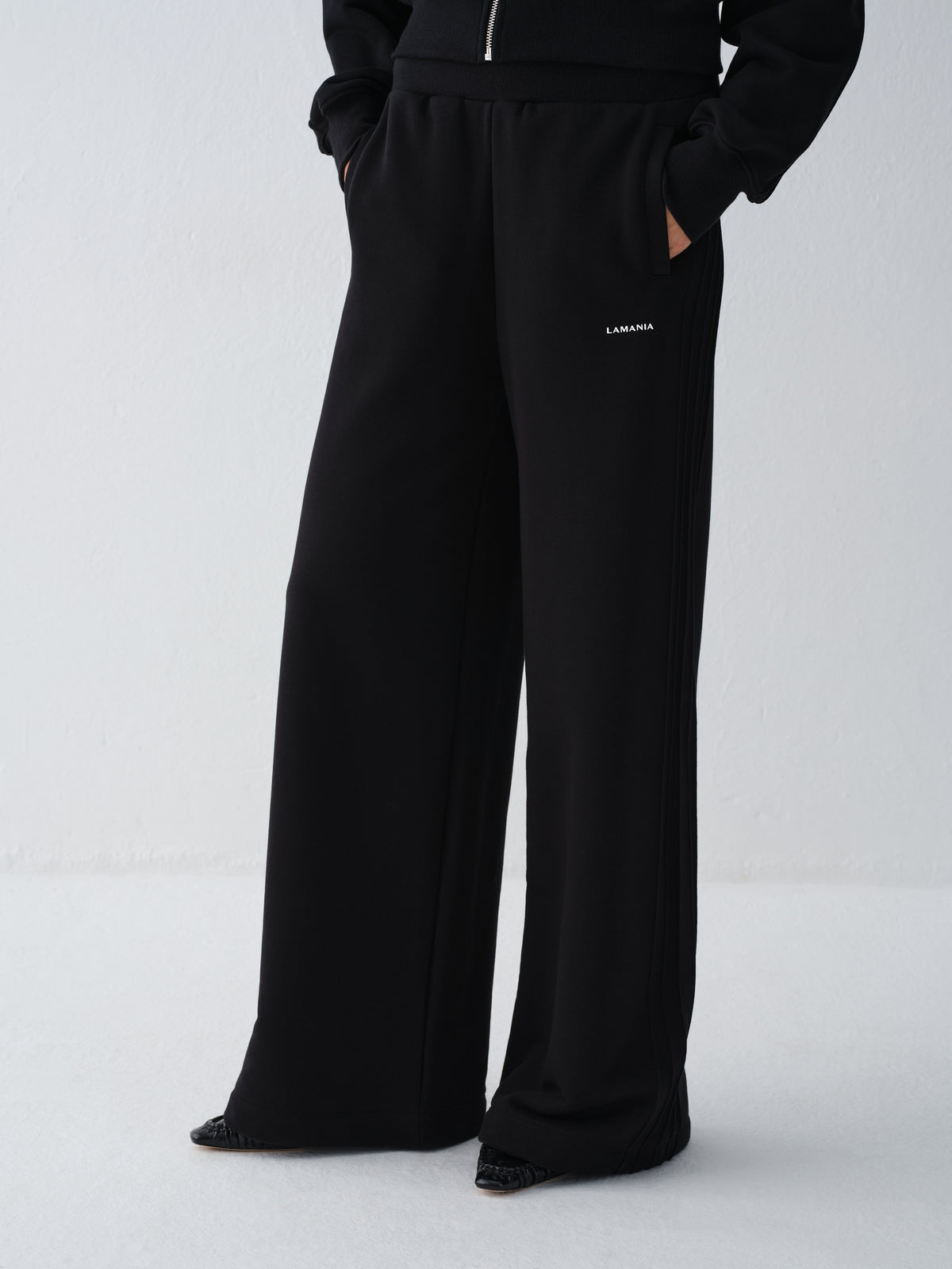 TUCK BLACK SWEATPANTS