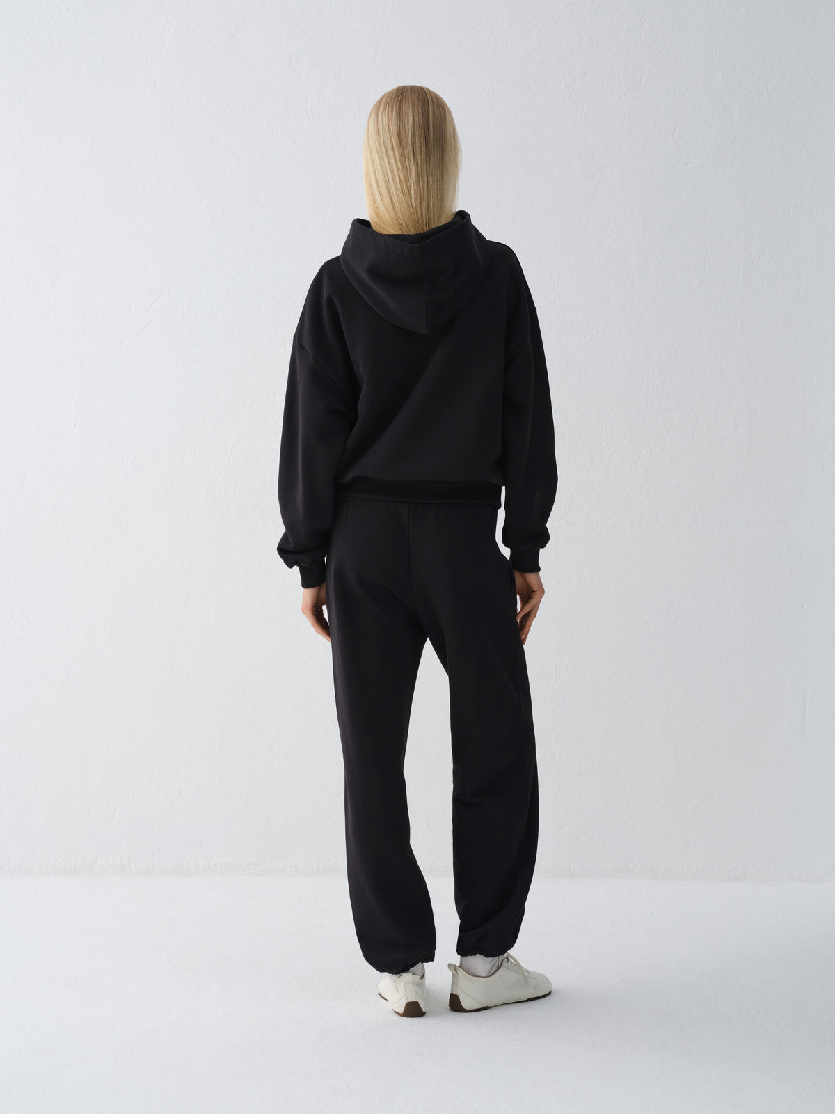 BLUZA Z KAPTUREM VELMA BLACK