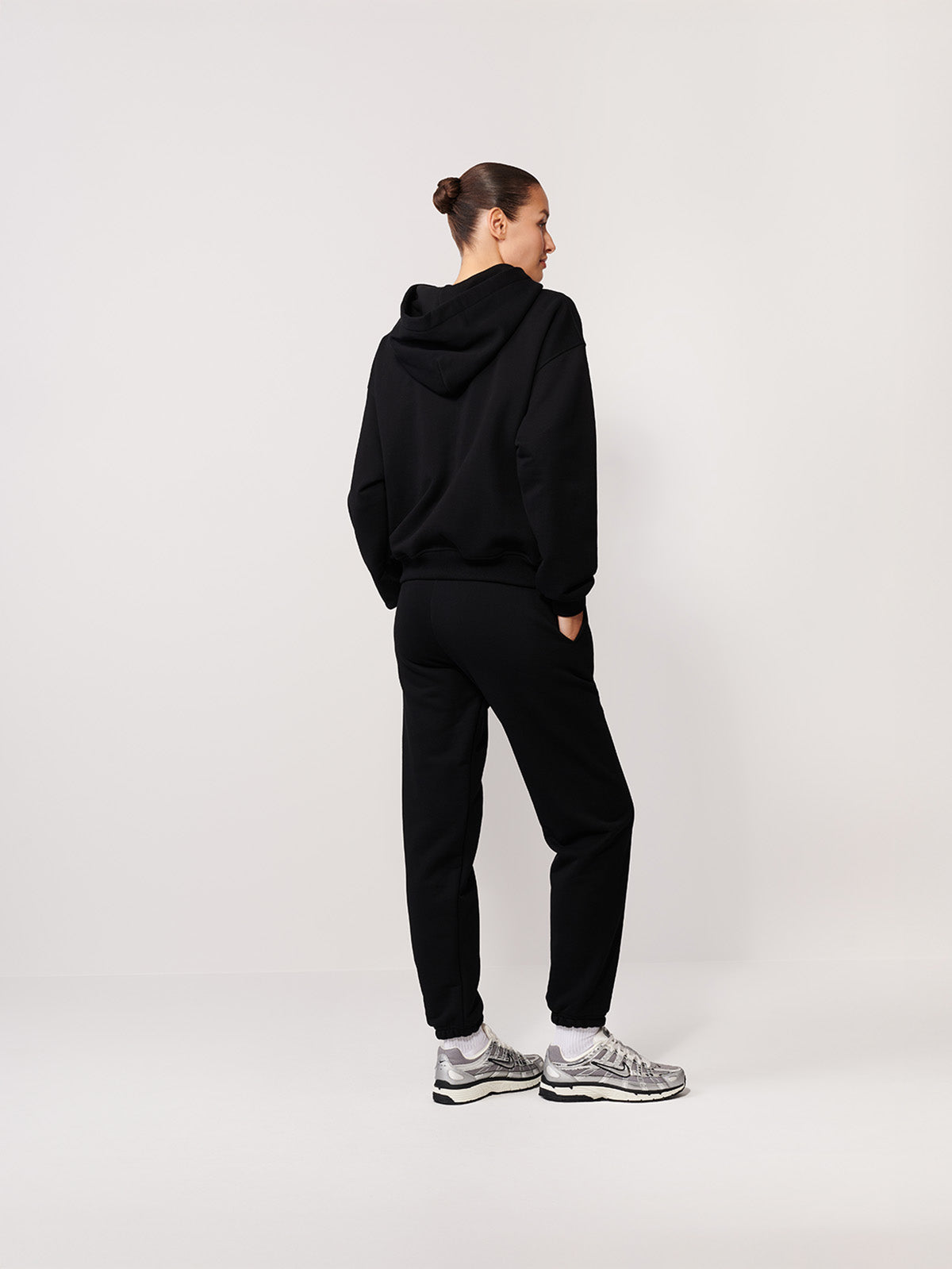 BLUZA Z KAPTUREM PERFECT BLACK