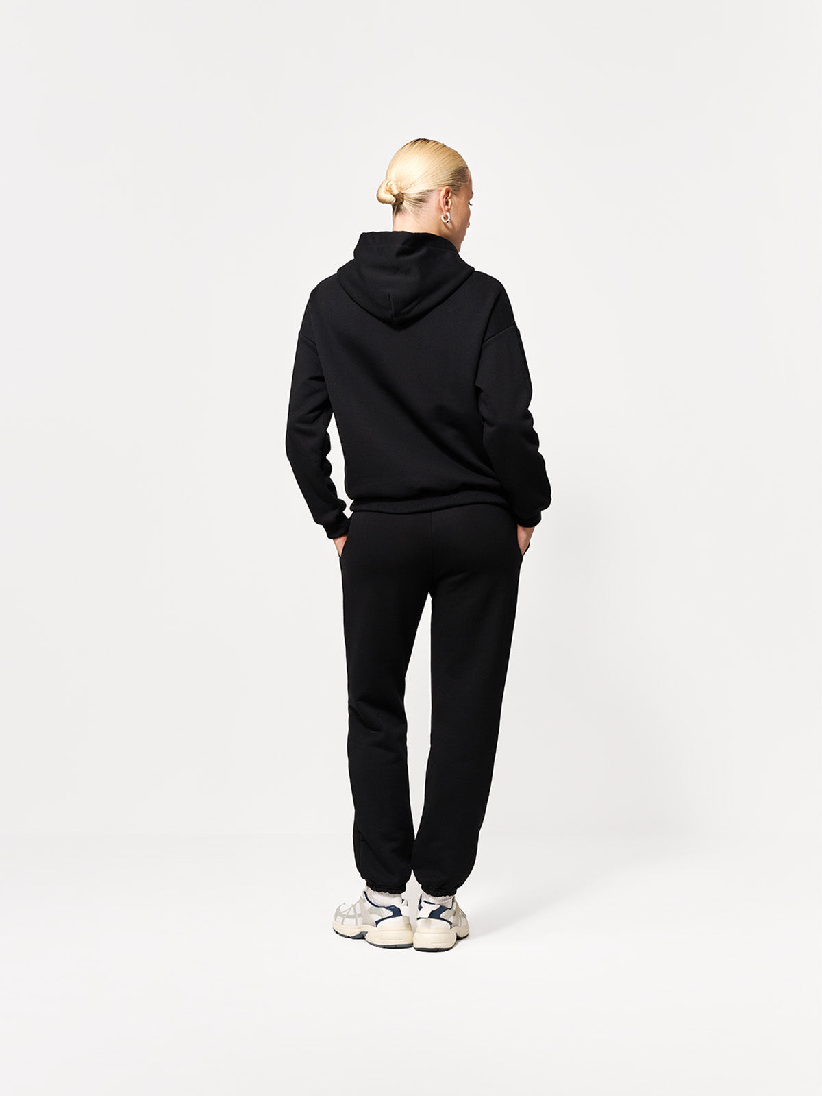 BLUZA Z KAPTUREM TRACK BLACK